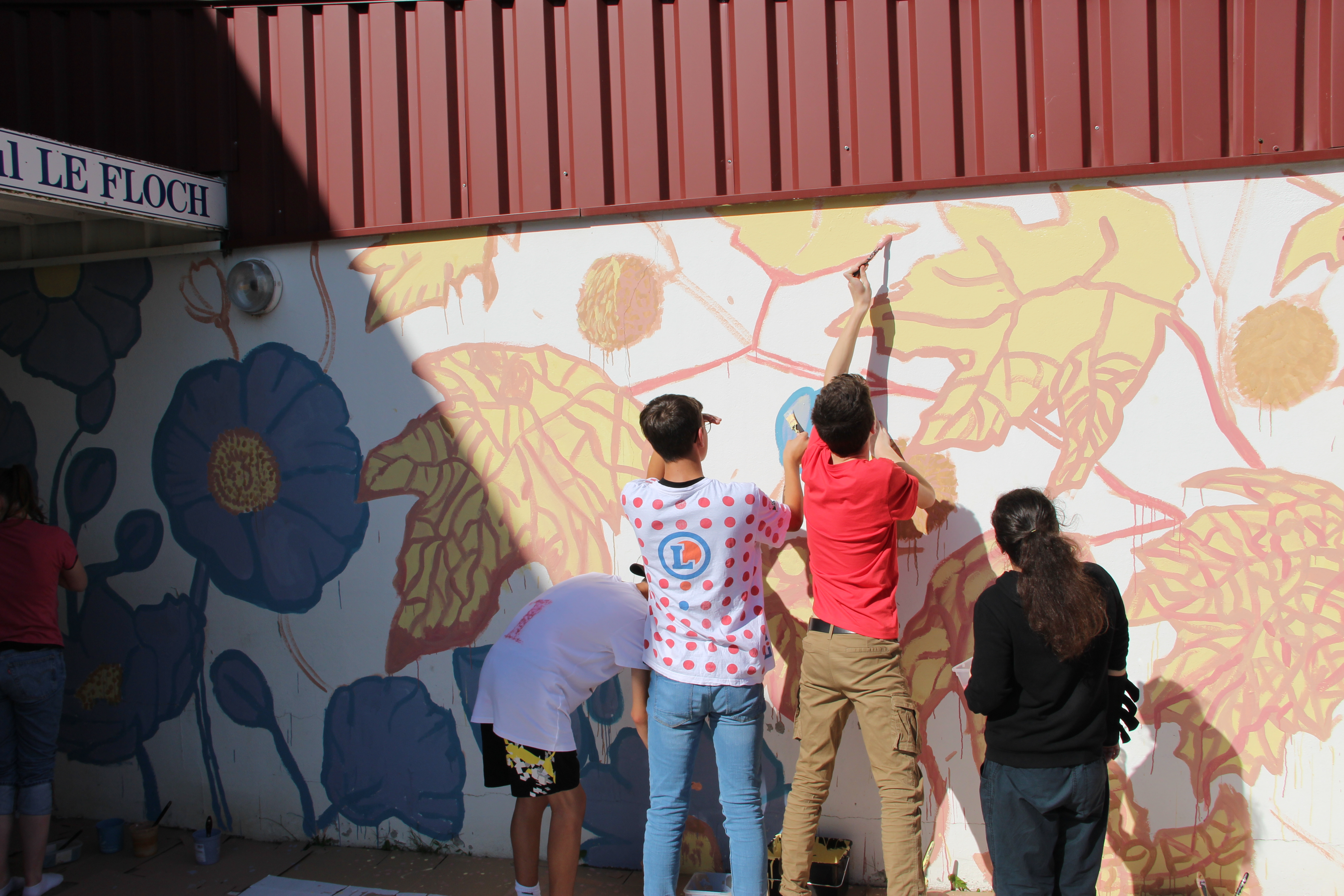 les jeunes peignent sur le mur du gymnase